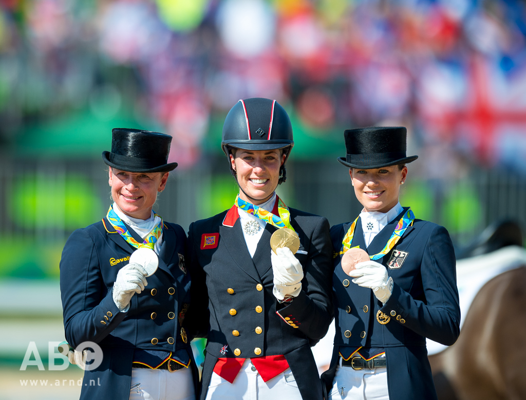 Isabell Werth, Charlotte Dujardin en Kristina Bröring-Sprehe op Olympisch erepodium Foto: Arnd Bronkhorst / www.arnd.nl