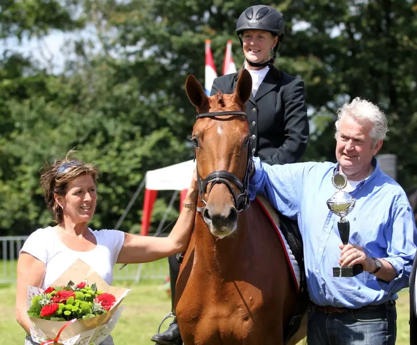 Darcy met fokkers-eigenaren Cor en Christy van der Linden