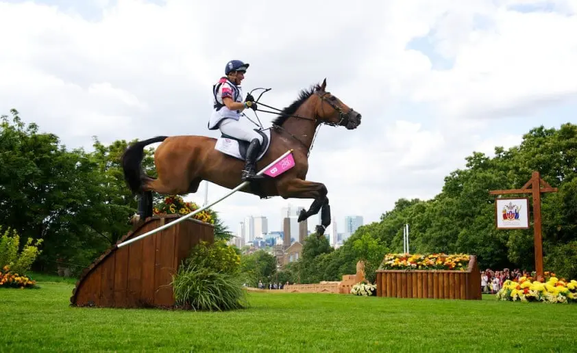 Mary King maakt winnend comeback na schorsing featured image