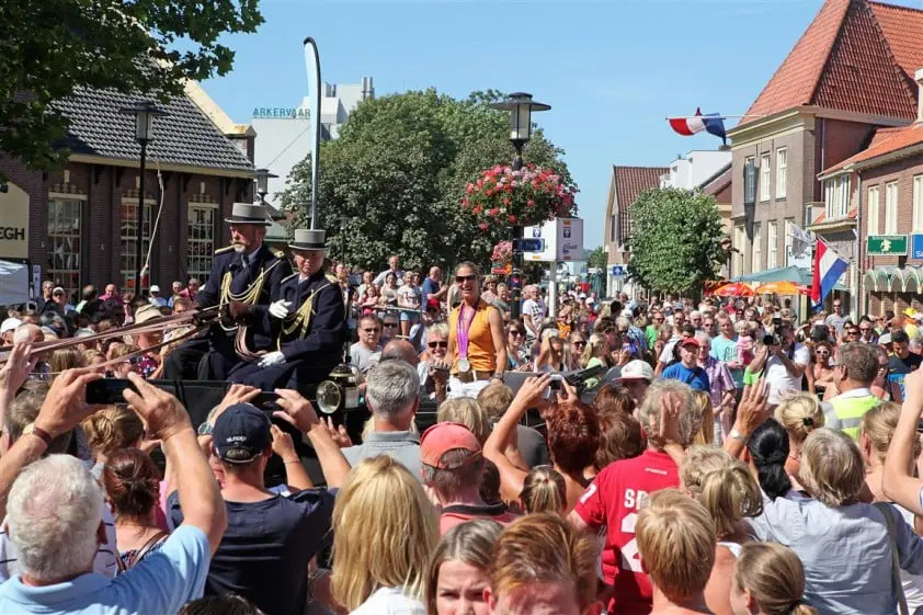 Aankomst Adelinde Cornelissen bij huldiging