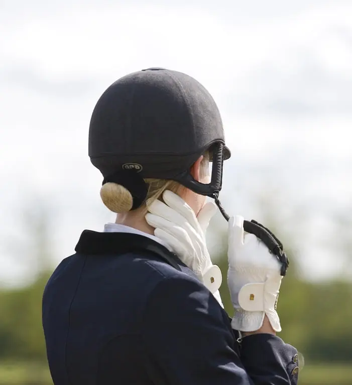 Duidelijkheid in FEI-reglementen dragen veiligheidscap featured image