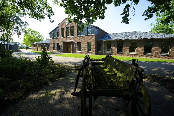 Het Anky Education centre: oud en nieuw.