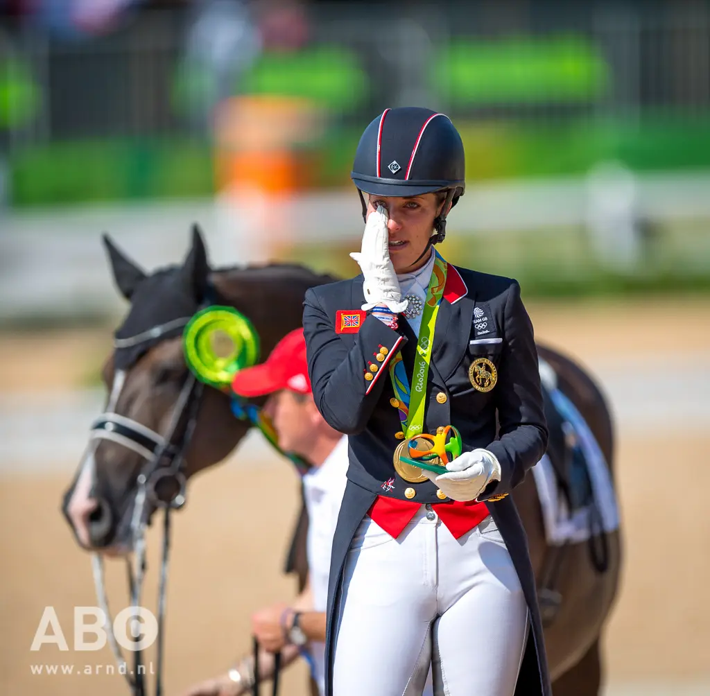 Charlotte Dujardin met haar Olympische gouden medaille Foto: Arnd Bronkhorst / www.arnd.nl