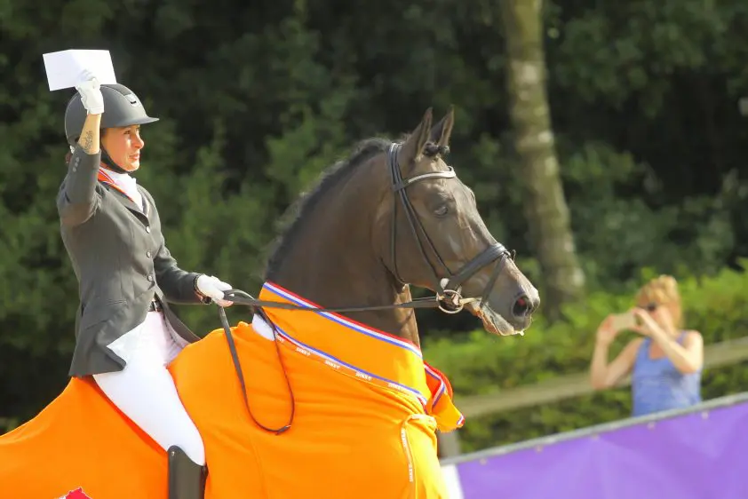 Deborah Dollee en Alibi Nederlands kampioen ZZ-licht dressuur featured image