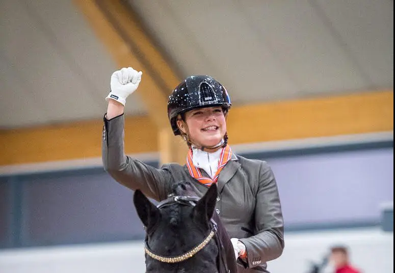 Febe van Zwambagt naar 13e KNHS-titel met volle zus FS Las Vegas featured image