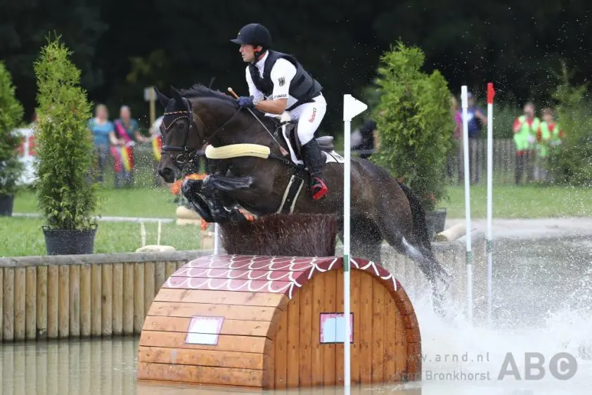 Michael Jung wint voor achtste maal indoor derby featured image