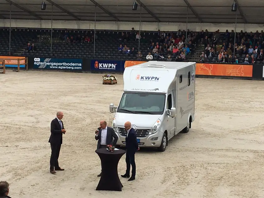 Anemone Horsetrucks steunt KWPN met paardenambulance featured image