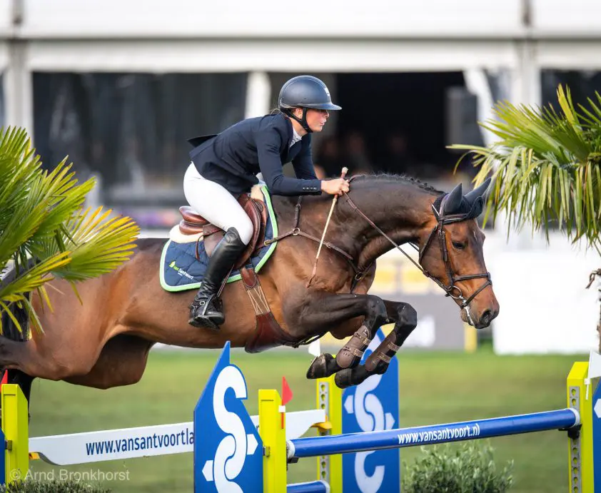 Mel Thijssen maakt het af en is Nederlands Kampioene bij de Young Riders featured image
