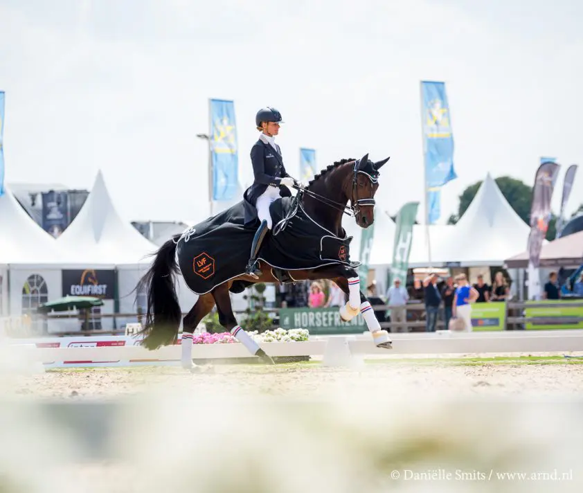 Adelinde staat er weer als het moet: winst met Zephyr in driester featured image