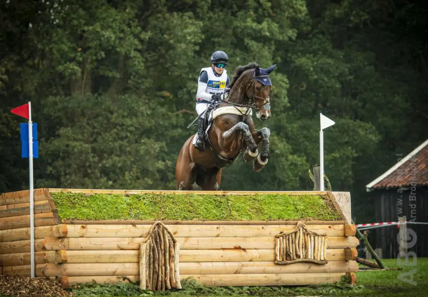 Laura Collett houdt leiding in 5* na crosscountry featured image