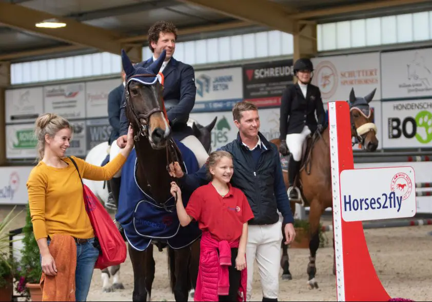 Pim Mulder snelt overtuigend naar winst in RWC 1.40m proef in Hellendoorn featured image
