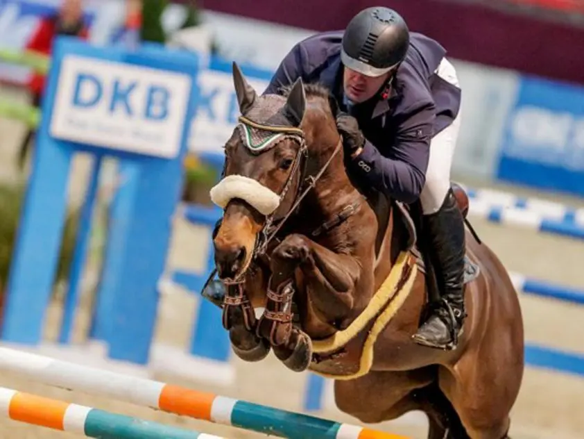 Benjamin Wulschner stuurt KWPN’er naar overwinning op wedstrijd van vader featured image