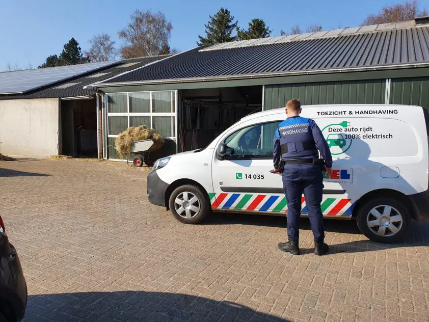 Handhavers doen controles op manegebedrijven en pensionstallen featured image