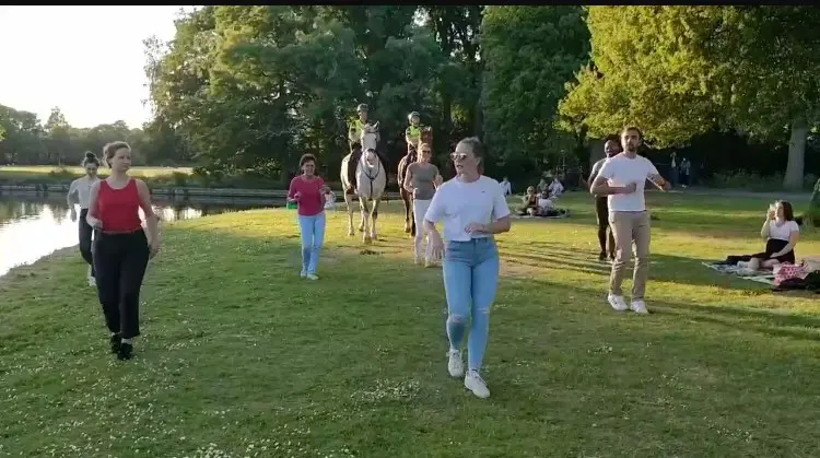 Bereden politie ‘danst’ mee met salsa les featured image