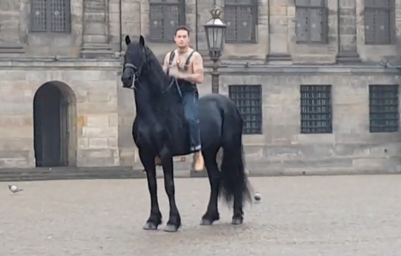 Douwe Bob voor het goede doel te paard featured image