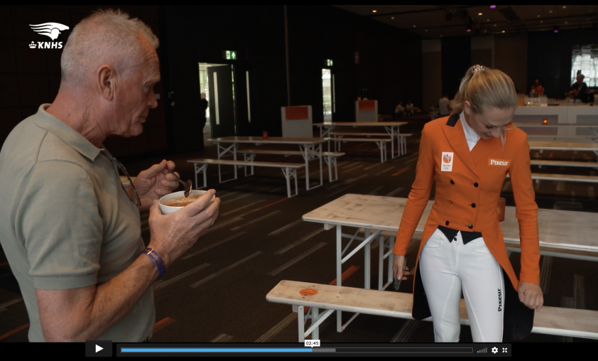 Nederlandse dressuurruiters in Oranje jas op Spelen featured image
