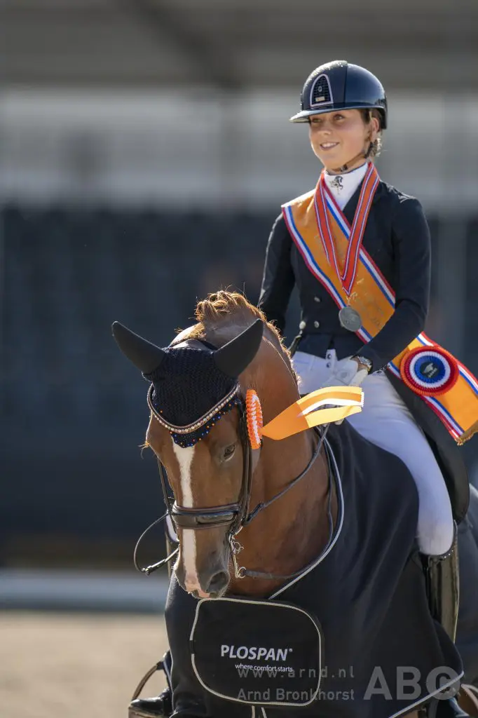 Daphne van Peperstraten sluit young riders-tijd af met zege KNHS-Anemone Horse Trucks Greenpoint Cup featured image