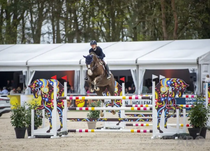 Nina Houtzager vierde in 1,40m Oliva featured image