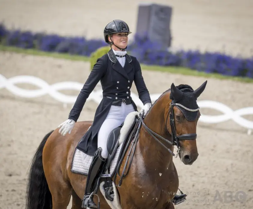 Dinja van Liere op HorsesTV: ‘Een paard moet comfortabel zijn’ featured image