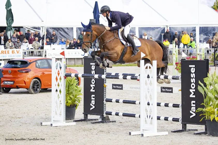 Nationaal Springen op het podium: 20 jaar paardenfeest in Nisse en Hendrix-stalruiter Gaj Riossa wint een auto featured image