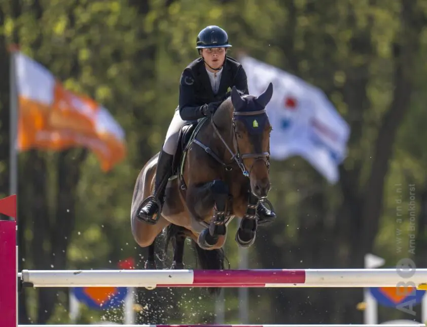 Mel en Sanne Thijssen bovenaan in 1,40 Deurne featured image