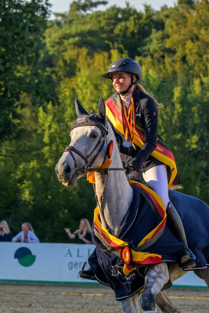 Hinners sensationeel op Bundeschampionate: goud bij vijfjarigen en goud, zilver én brons bij zesjarigen featured image