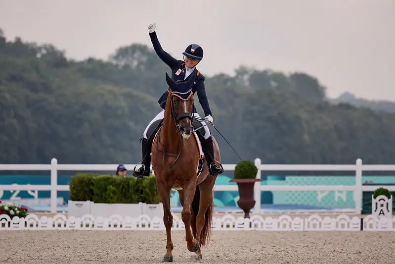 Parijs In Beeld (28): Medaillewinnaars in kür op muziek paradressuur featured image