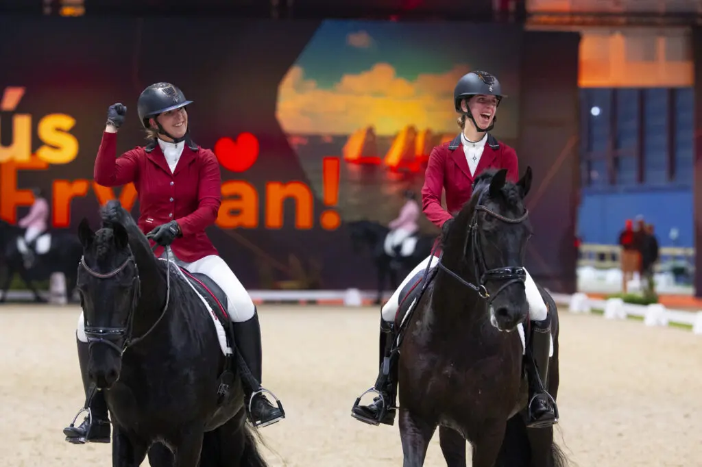 Zusjes Okkema winnen Friese Paarden Pas de Deux: ‘Het naast elkaar rijden in draf op muziek gaf een kick’ featured image