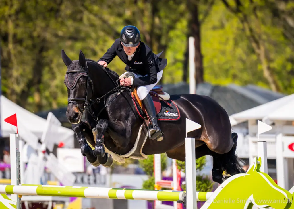 Indoor Friesland: Dertienjarige Joep Schaap wint CSI1* Grand Prix featured image