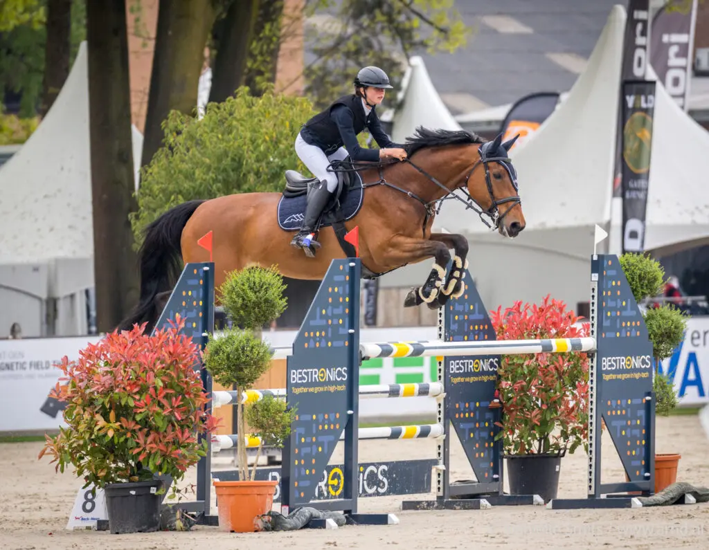 Lieselot Kooremans (13) ‘on fire’ op NK Springen en springt in ene na andere rubriek naar de winst featured image