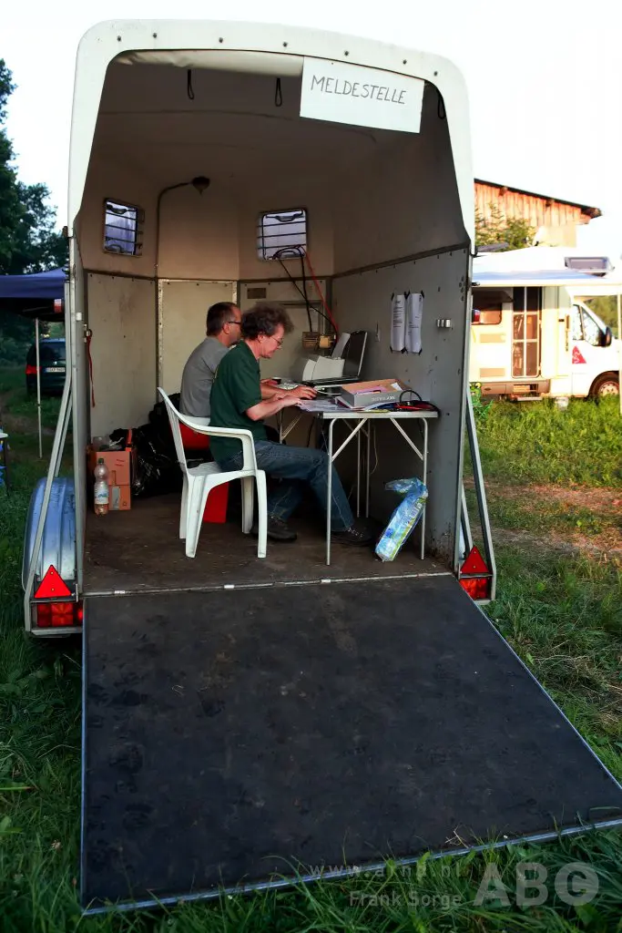 Paard rent in paniek in secretariaatscontainer, man klaagt eigenaar paard aan voor schadevergoeding featured image