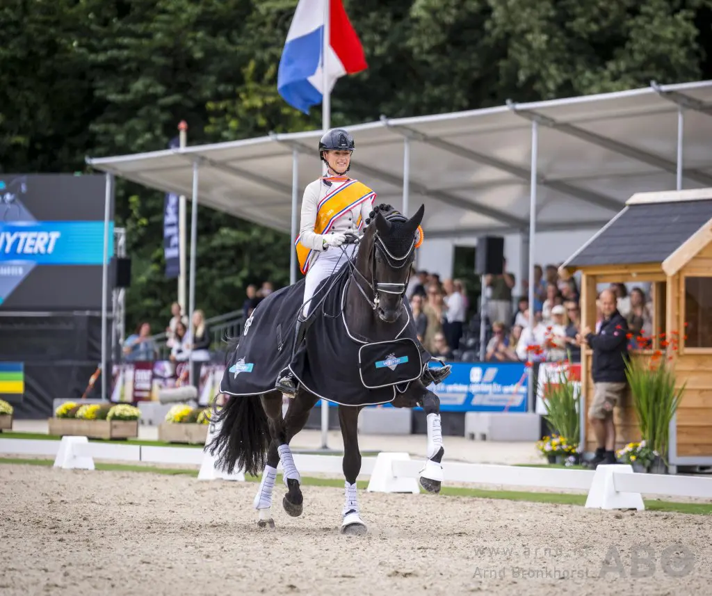 Dinja van Liere en Mauro Turfhorst KNHS Kampioen Lichte Tour 2025 featured image