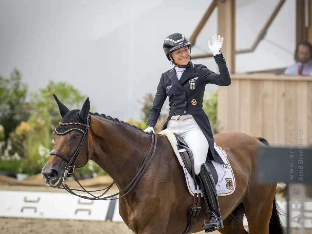 Arnd Bronkhorst en redactie Horses over de foto van Ingrid Klimke en Vayron featured image