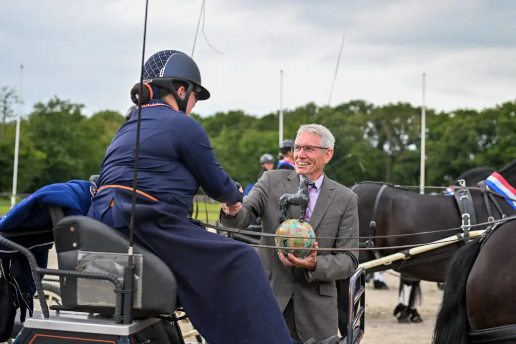 Annemart Ferwerda met Elske t.W. (Markus 491)  overall kampioen Horses2fly sportcompetitie mennen outdoor featured image