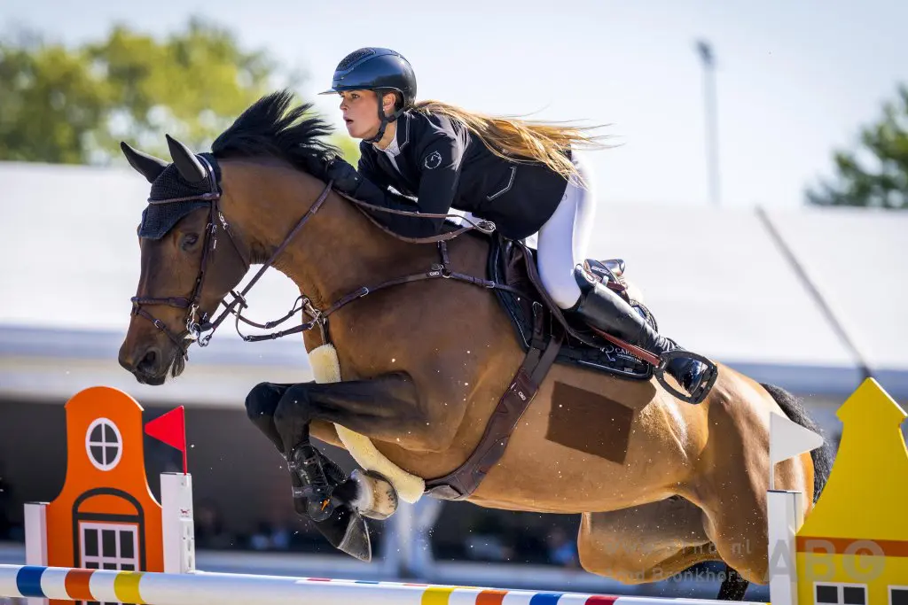 Hilde Veenstra blijft iedereen voor in 1.40m in St. Tropez featured image