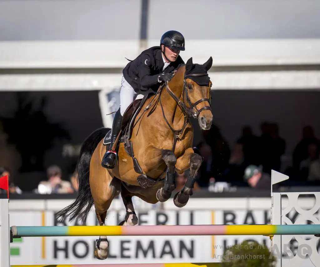 Hessel Hoekstra en VDL Novacific Eickenrode bovenaan in Medium Tour finale Kronenberg featured image