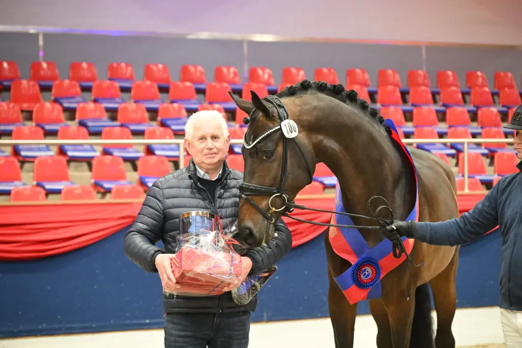 Oldenburger zadelkeuring 2026: Tien hengsten goedgekeurd, Best of Gold-zoon van Ahlers kampioen featured image
