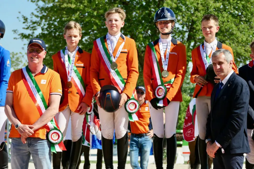 Nederlandse springjeugd scoort opnieuw in Busto Arsizio: Children-team wint landenwedstrijd featured image