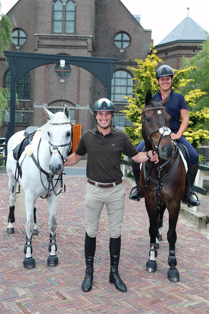 Video: Kees Tol en Gert Jan Bruggink te paard door Volendam featured image