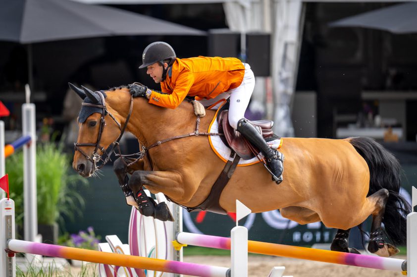 Nederlandse springpaarden aangekomen in Tokio featured image