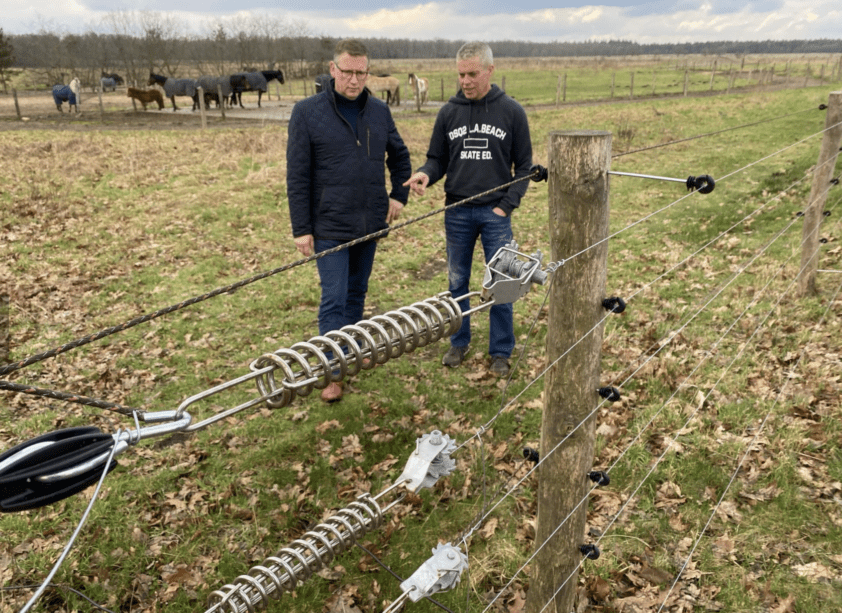 Arjan Staadegaard plaatste 3,5 kilometer wolfwerend raster: ‘Niets doen is voor mij geen optie’ featured image