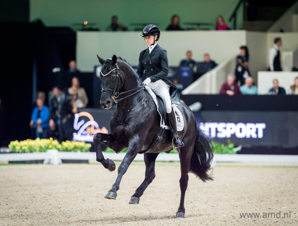 Charlotte Fry en Glamourdale winnen Wereldbekerkür Den Bosch met 89,705% featured image