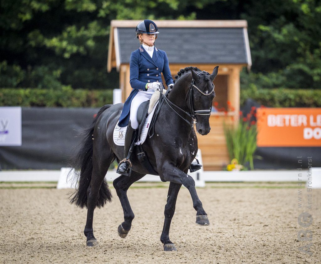 Marieke van der Putten wint ook de kür in Exloo: 76,235% voor Kuvasz RS2