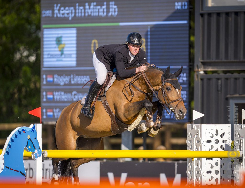 Van Manen blijft Van de Pol nipt voor in 1.40m Eindhoven